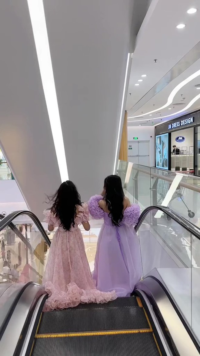 Cầm 5.000 đồng ép người có vẻ ngoài khắc khổ nhận, mặc váy công chúa đại náo” siêu thị: TikToker làm phiền người khác?-7