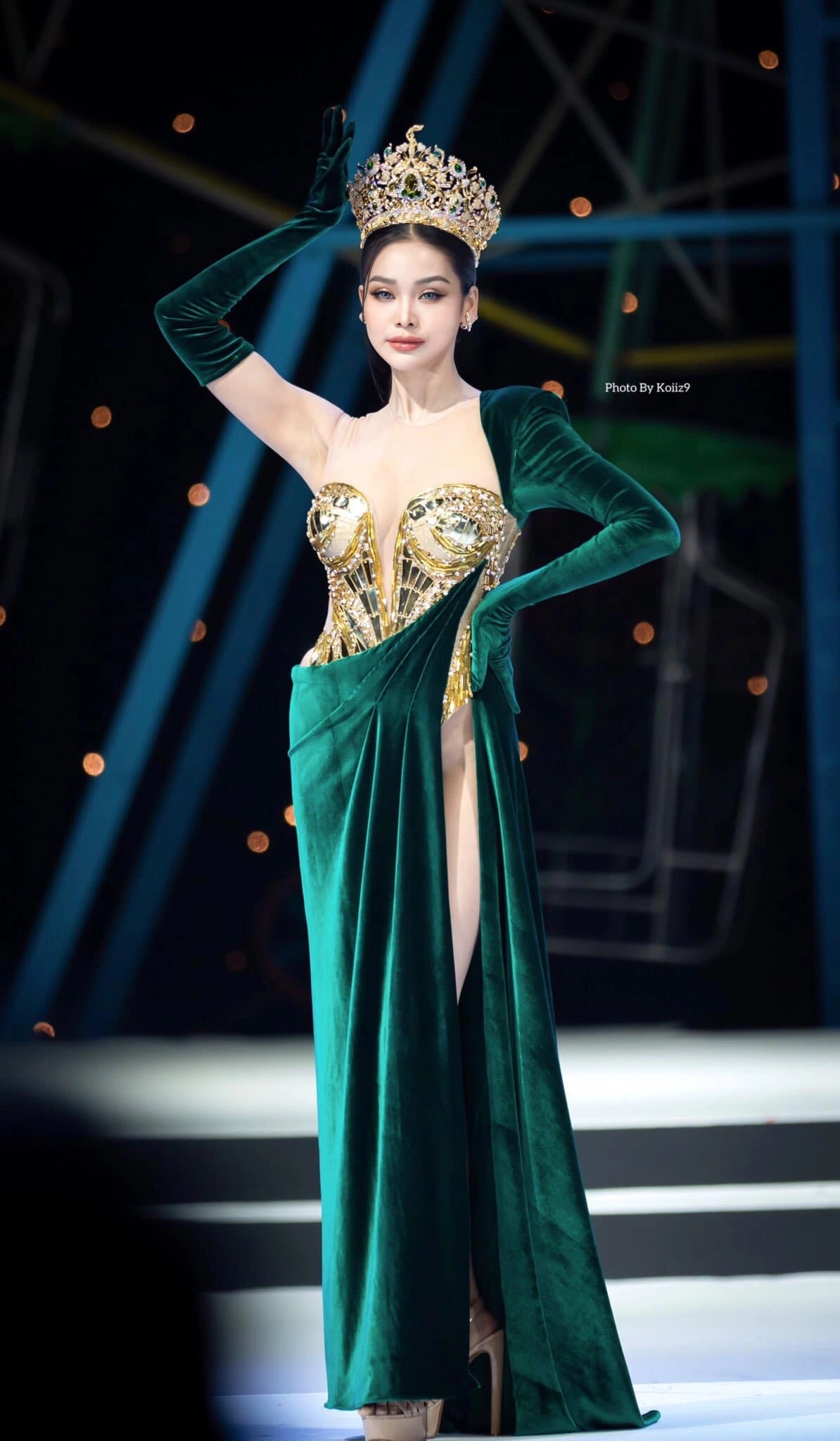 Hoa hậu Hòa bình Thái Lan bị chỉ trích vì mặc váy hở nội y-1