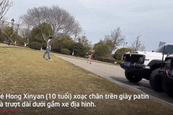 Bé gái trượt patin dưới gầm 12 chiếc xe địa hình