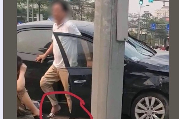 Tài xế đạp nhầm chân ga, ô tô cắm đầu xuống vũng nước ở Trung Quốc-1