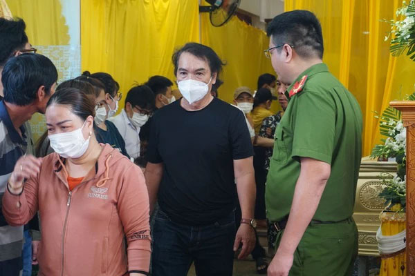 Hàng xóm tiếc thương đón thi thể nạn nhân cuối cùng vụ rơi trực thăng Bell-505 về với gia đình-3