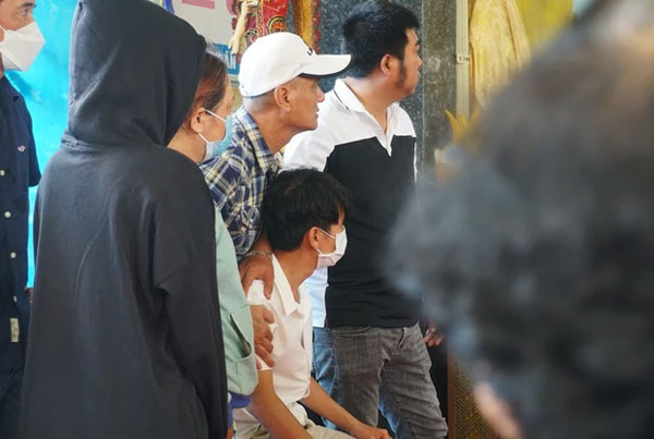 Hàng xóm tiếc thương đón thi thể nạn nhân cuối cùng vụ rơi trực thăng Bell-505 về với gia đình-4