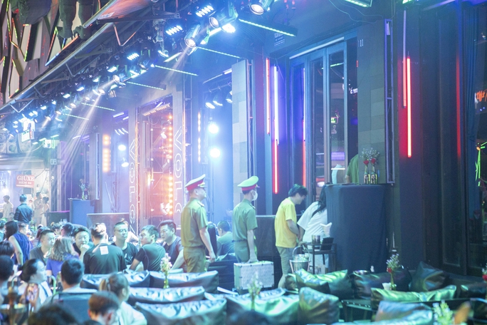 Gần 100 cảnh sát kiểm tra những căn phòng kín đáo ở phố Tây Bùi Viện-1