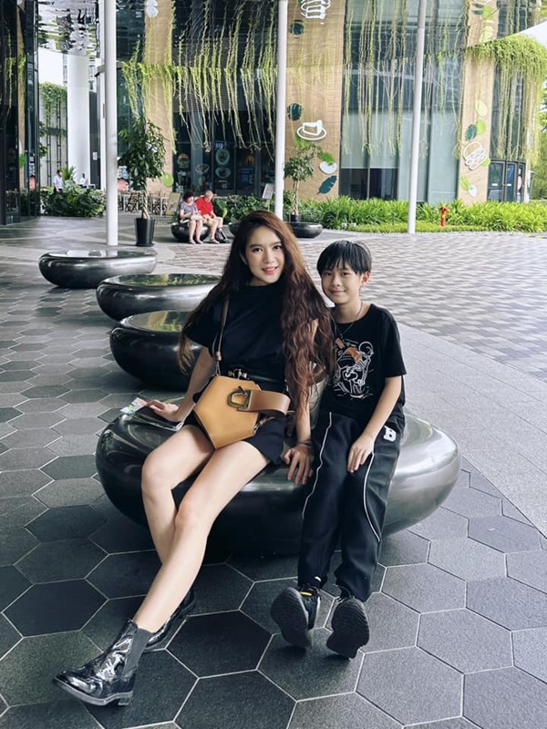 Minh Hà - bà xã Lý Hải làm mẹ 4 con, trẻ trung như gái đôi mươi-5