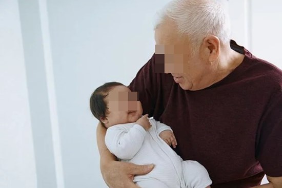 Bé quấy khóc được ông nội dỗ nín trong vài giây, mẹ 