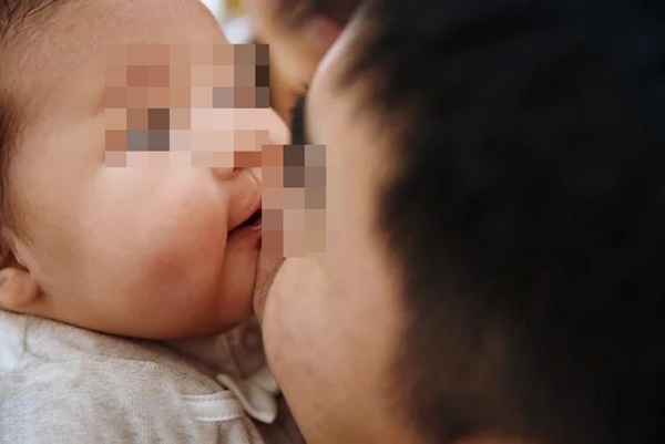 Bé quấy khóc được ông nội dỗ nín trong vài giây, mẹ tái mặt khi chứng kiến-2