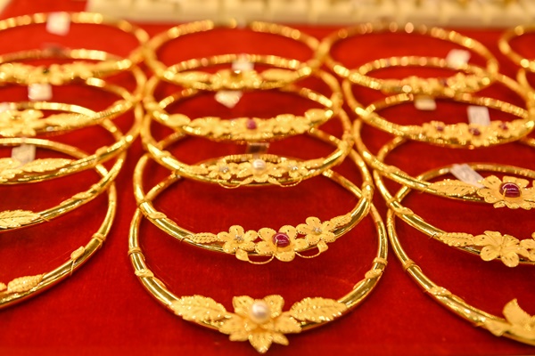 Giá vàng hôm nay 9/4: Kết thúc tuần tăng giá mạnh-1