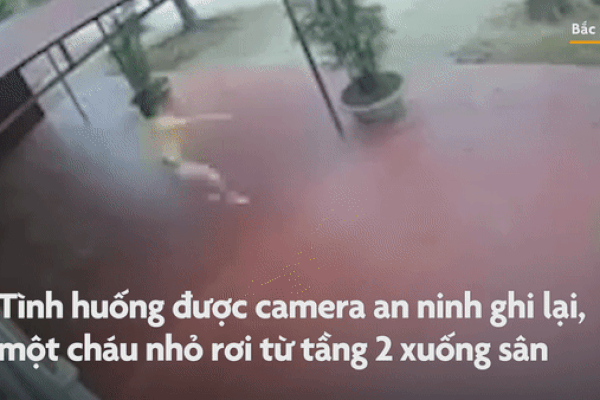 Cháu bé rơi từ tầng 2 khi bố mẹ vắng nhà