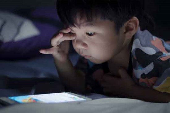 Khi con có biểu hiện bất thường như nhún vai, nháy mắt thì rất có thể bé đang mắc phải hội chứng này