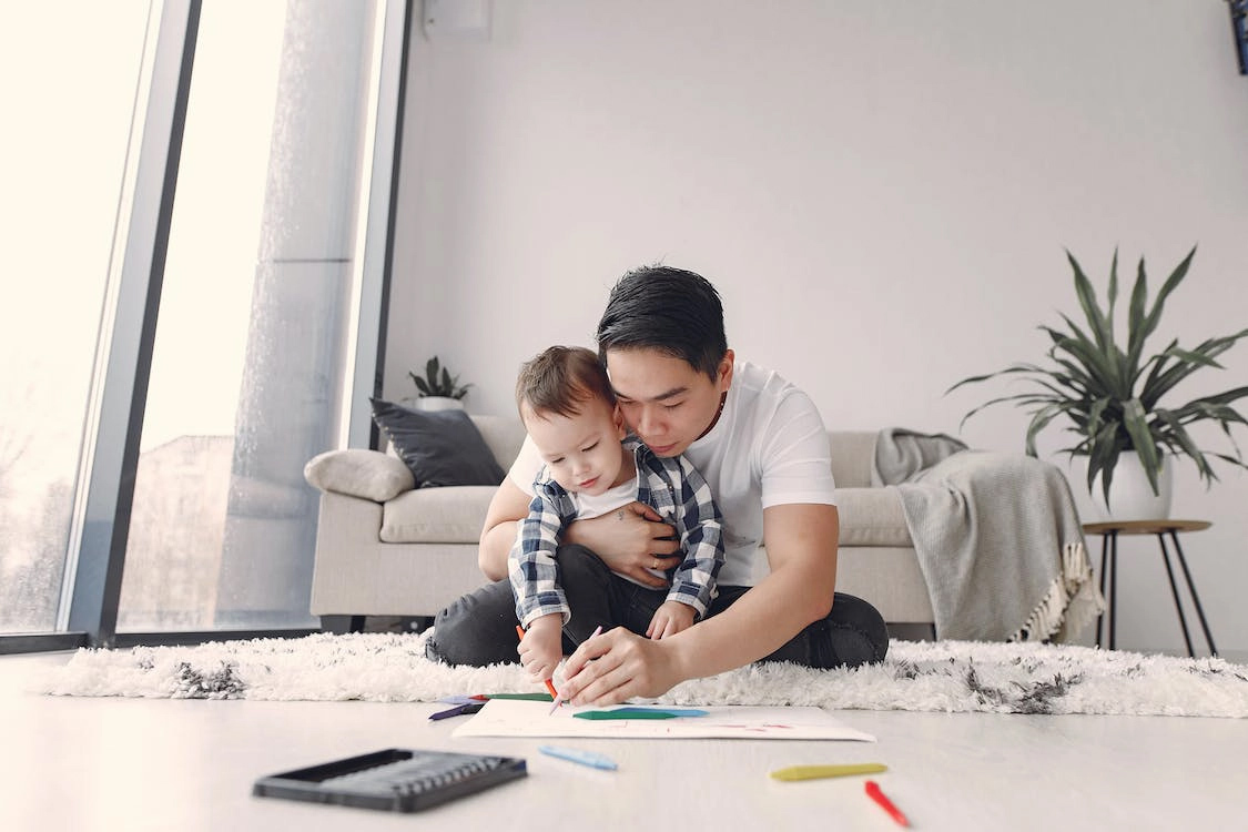 Bố mải lướt điện thoại không chịu chơi với con, học cách mẹ thông thái bày 7 trò khiến hai bố con mê tít, chơi với nhau cả ngày-1