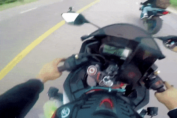 Clip: Mô tô thoát nạn trong gang tấc khi bị Ninja Vision 'tạt đầu'