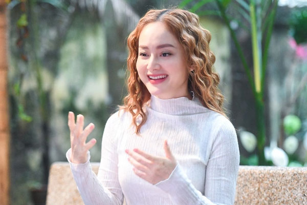 Diễn viên Lan Phương bất ngờ phải chống nạng trở lại-3