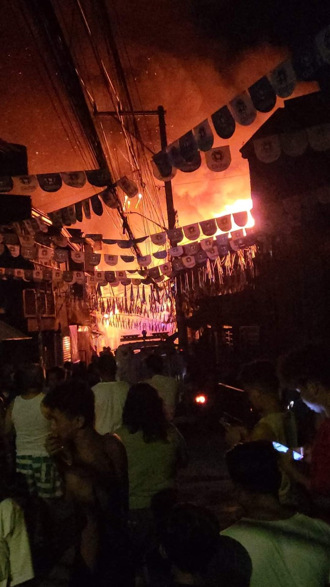 Philippines: Hỏa hoạn nhấn chìm 40 căn nhà, bảy người thiệt mạng vì mắc kẹt-1
