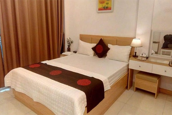 Hàng loạt xe ô tô đỗ ở bờ hồ Linh Đàm bị đâm thủng lốp-6