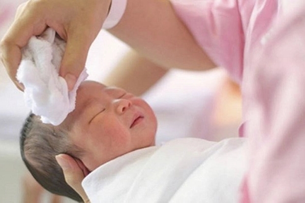 Tự nhiên giáo viên gọi ra nói chuyện, người mẹ bàng hoàng khi cô giáo đưa ra 1 thứ: Về nhà ngẫm lại cách nuôi dạy con gấp-2