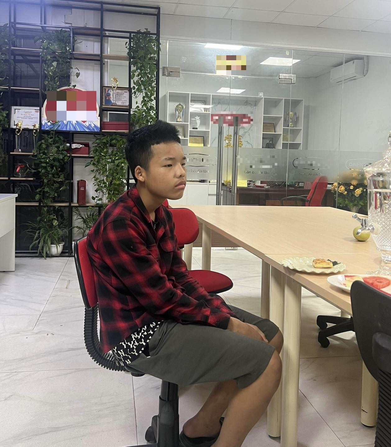 Không có tiền, cậu bé 16 tuổi quyết định đi bộ 300km từ Hà Nội về Hà Giang-2