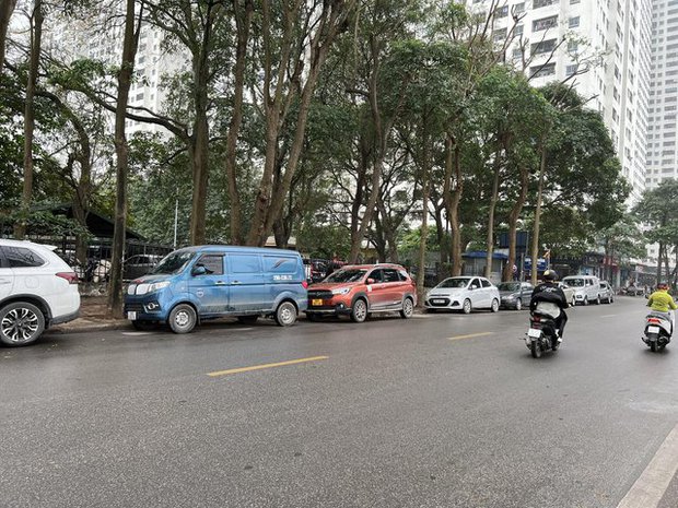 Hàng loạt xe ô tô đỗ ở bờ hồ Linh Đàm bị đâm thủng lốp-1