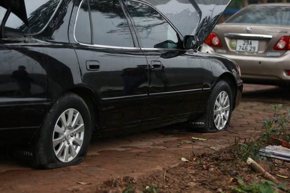 Hàng loạt xe ô tô đỗ ở bờ hồ Linh Đàm bị đâm thủng lốp-2