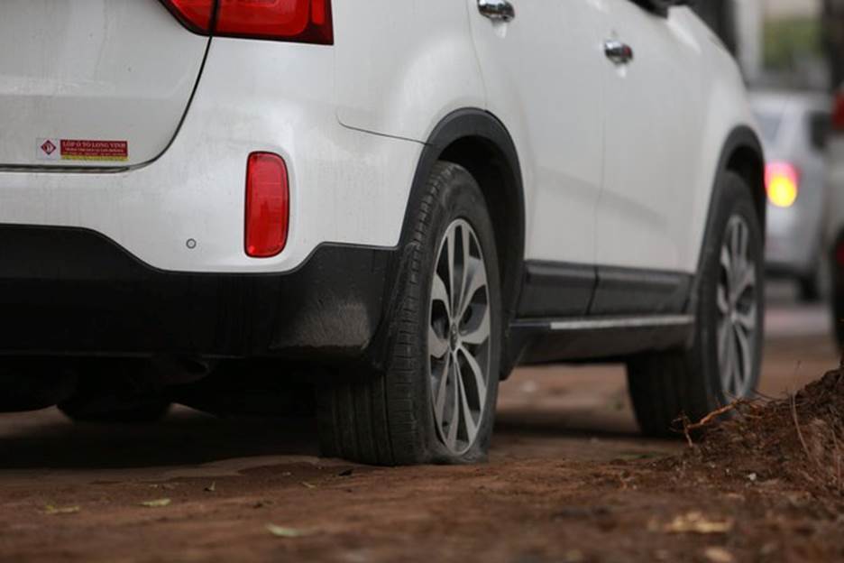 Hàng loạt xe ô tô đỗ ở bờ hồ Linh Đàm bị đâm thủng lốp-3