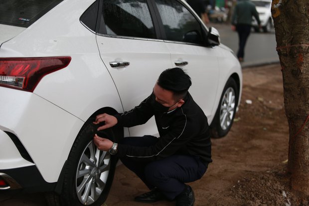 Hàng loạt xe ô tô đỗ ở bờ hồ Linh Đàm bị đâm thủng lốp-4