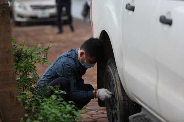 Hàng loạt xe ô tô đỗ ở bờ hồ Linh Đàm bị đâm thủng lốp-5