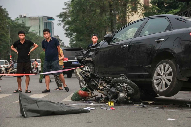 Mẹ nạn nhân nguy kịch trong vụ ô tô tông 17 xe máy: Cảm giác như tôi không còn gì nữa-1