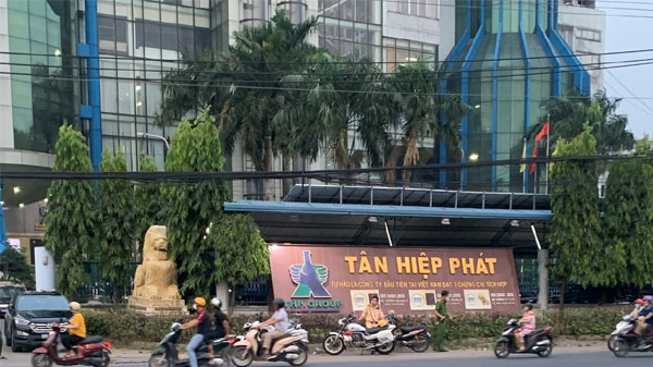 Cảnh sát khám xét Tập đoàn Tân Hiệp Phát-9