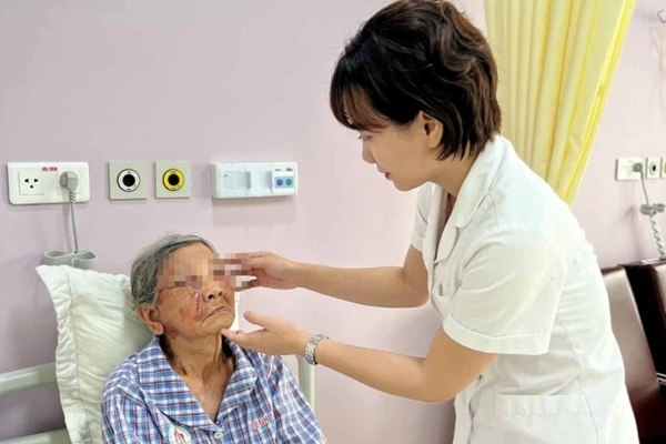 Phát hiện ung thư da từ nốt ruồi dưới mi-1