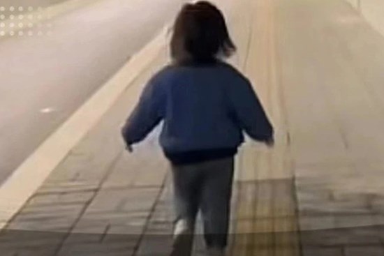 2 giờ sáng con gái không chịu ngủ muốn ra ngoài chơi, cách người mẹ dạy con gây tranh cãi