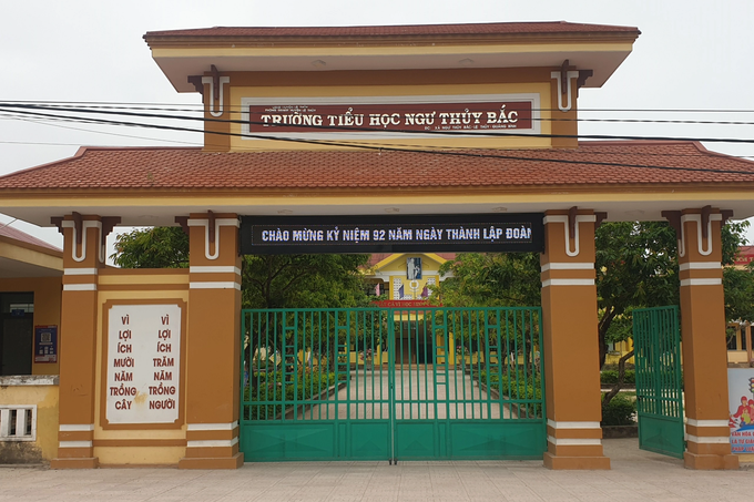 Hiệu trưởng đứng dưới cờ xin lỗi toàn trường vì đánh Hiệu phó bị thương-2