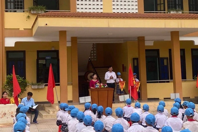 Hiệu trưởng đứng dưới cờ xin lỗi toàn trường vì đánh Hiệu phó bị thương-1