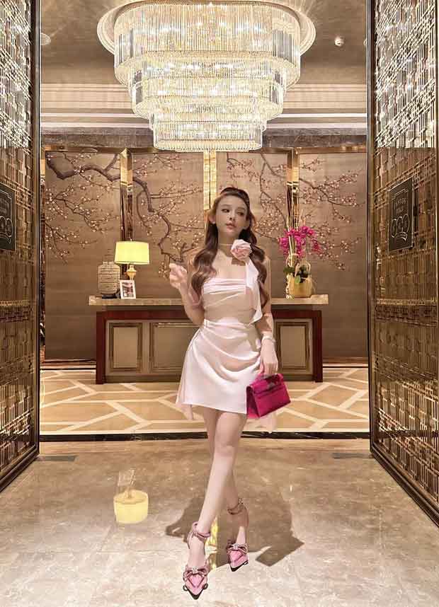 Huyền Baby khoe vóc dáng không mỡ thừa, dắt theo quý tử hóm hỉnh tuyển dâu-1