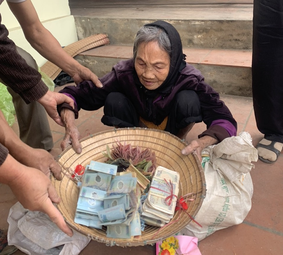 Phát hiện nhiều bọc tiền của cụ bà 90 tuổi bỏ quên trong bao tải-3