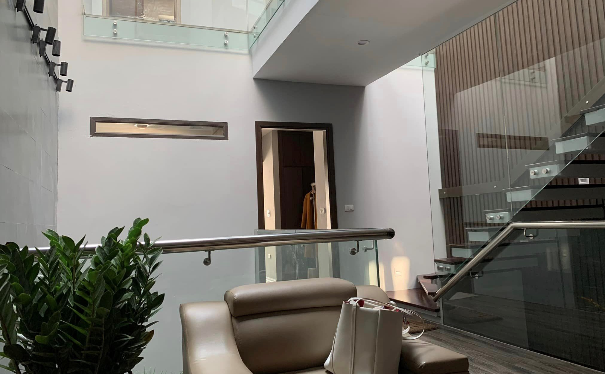 Nhà phố đông ấm, hè mát mang phong cách hiện đại-3