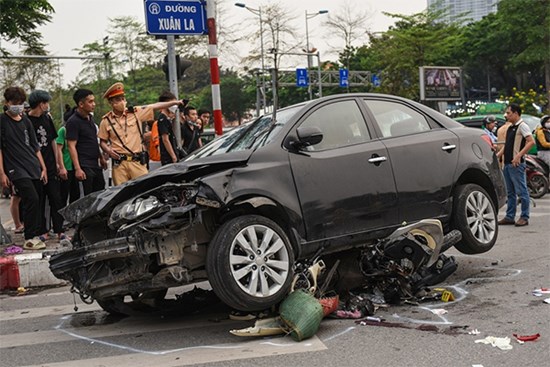 Công ty bảo hiểm tạm ứng 250 triệu đồng cho chủ ôtô tông 17 xe máy