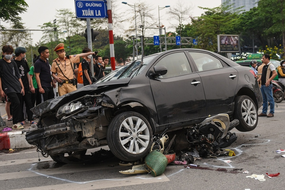 Công ty bảo hiểm tạm ứng 250 triệu đồng cho chủ ôtô tông 17 xe máy-1