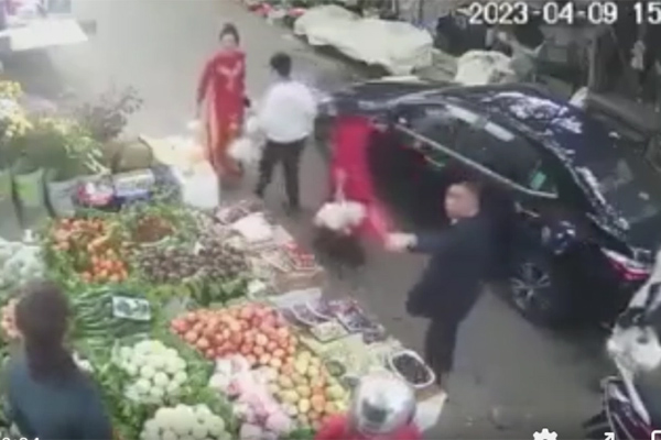 Tạm đình chỉ tài xế taxi bị tố bỏ rơi người già, trẻ nhỏ-1