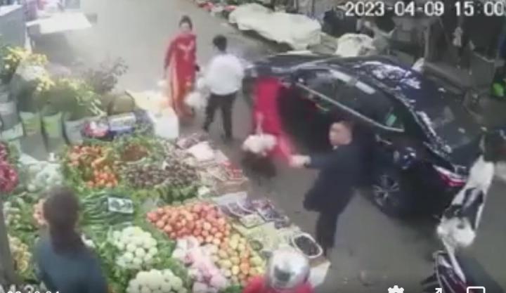Lấn chiếm vỉa hè bán trái cây, người phụ nữ còn lao vào ẩu đả với tài xế-2