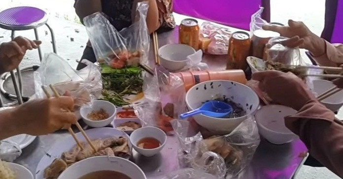 Con trai vứt túi thịt, cầu xin mẹ đi ăn cỗ đừng lấy phần-1