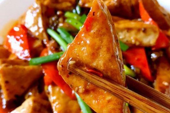 Rán đậu phụ vàng ươm, không bị nát phải làm thêm 1 bước này