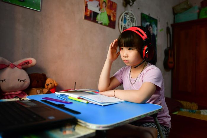 Phụ huynh Hà Nội lo con phải học online khi số ca mắc Covid-19 tăng-1