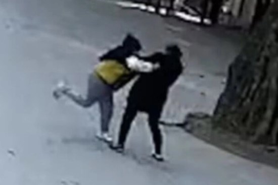 Bị tịch thu điện thoại do chơi game, bé trai đánh mẹ ngay giữa đường