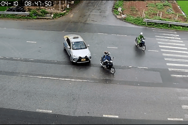 Khoảnh khắc taxi đâm xe máy khi sang đường