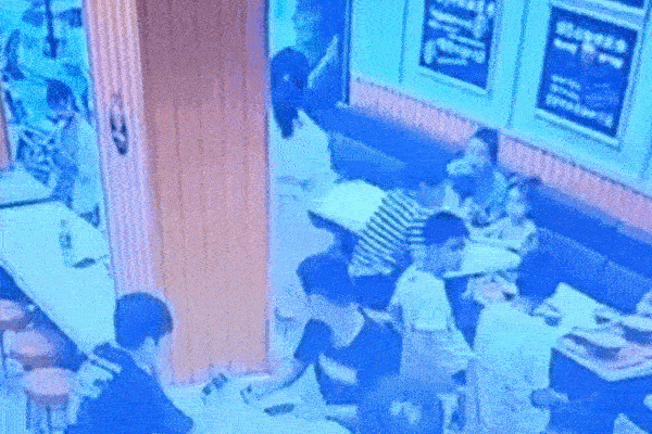 Clip: Thai phụ hất đồ ăn nóng vào người bé gái và lý do gây phẫn nộ