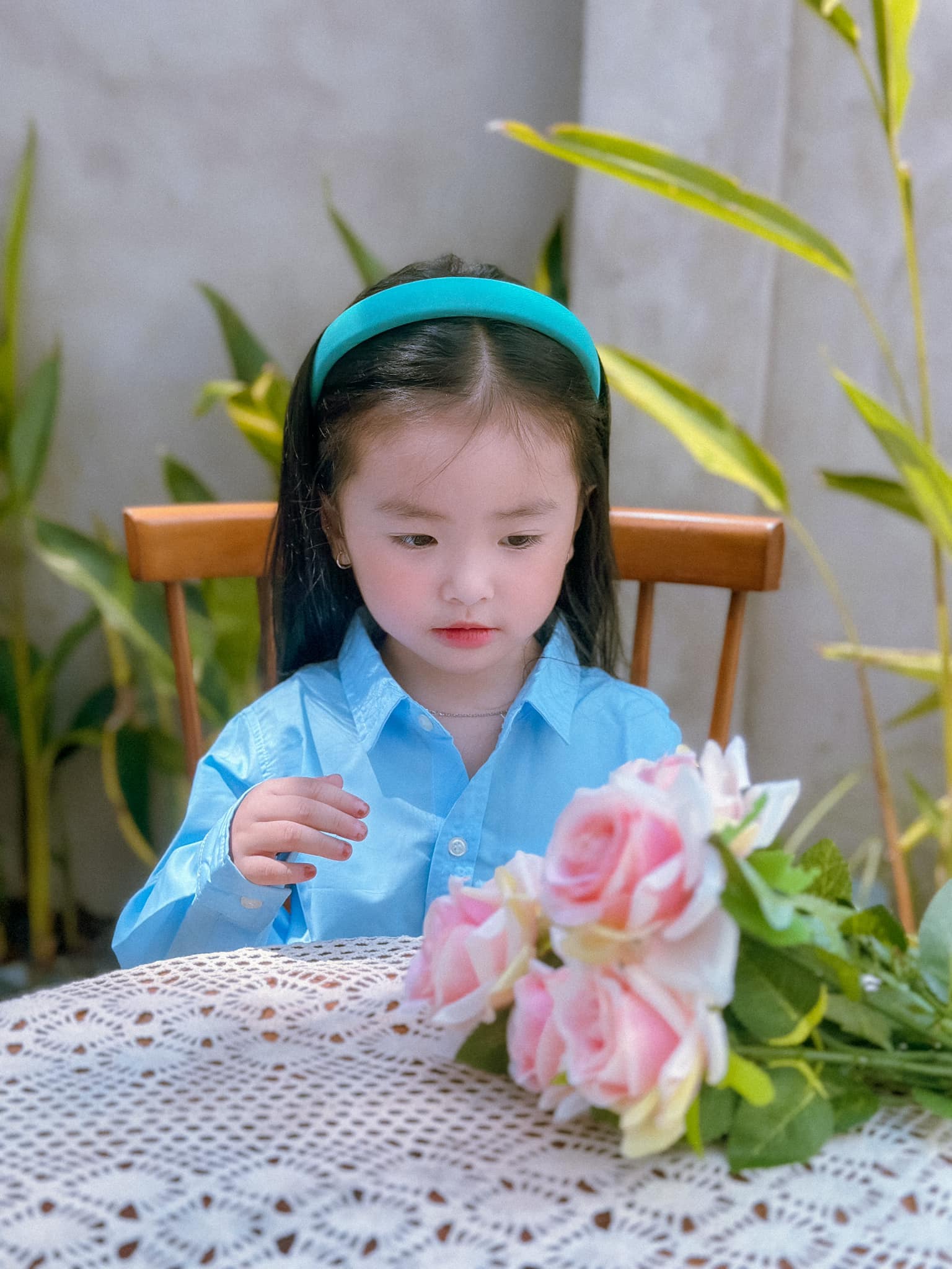 Được mẹ cho đu trend Lưu Diệc Phi, bé gái nhập vai thần sầu-5