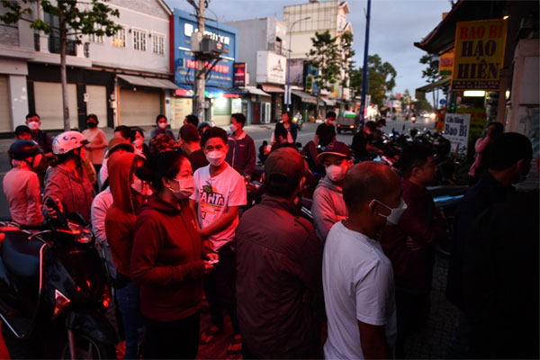 BHXH TP.HCM nói về việc người dân mắc võng xuyên đêm chờ rút bảo hiểm-1