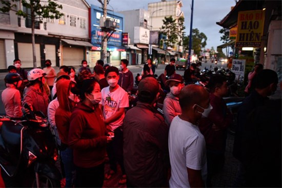 BHXH TP.HCM nói về việc người dân mắc võng xuyên đêm chờ rút bảo hiểm