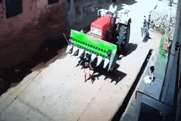 Người đi xe máy thoát nạn thần kỳ khi gỗ rơi ào ào từ trên cao xuống-1