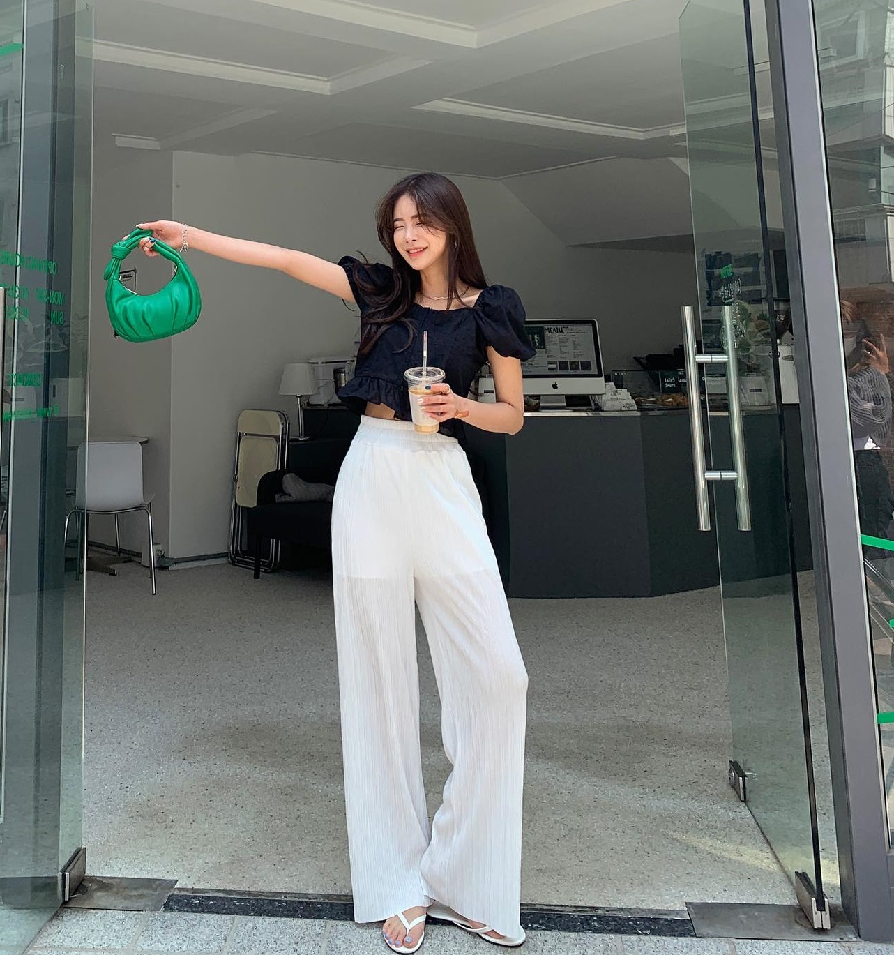 Mặc quần ống rộng với 5 kiểu áo này là chuẩn sành điệu-3