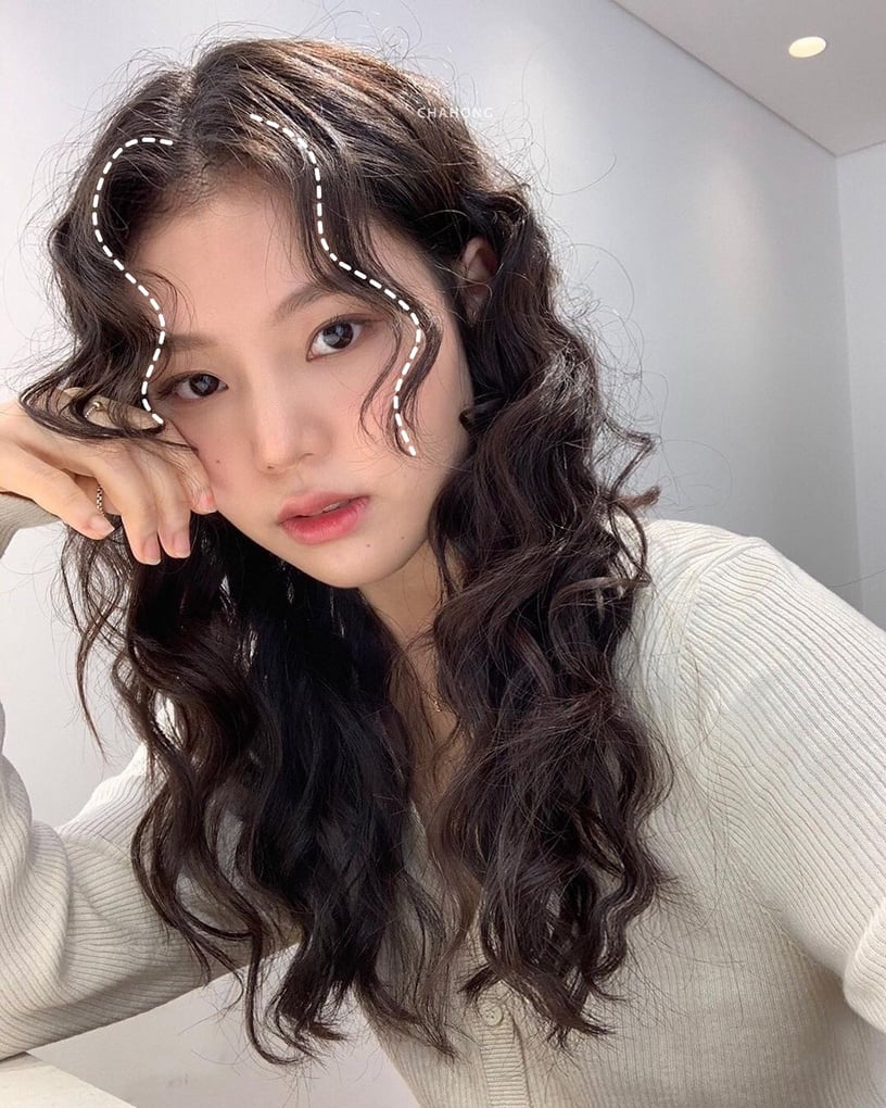 Tóc xoăn sóng nước giúp hack tuổi, che mặt to cực khéo-4